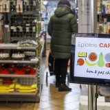 Un des projets veut créer des permanences d'information dans les lieux fréquentés par les personnes précarisées, comme les épiceries Caritas (Image prétexte).
